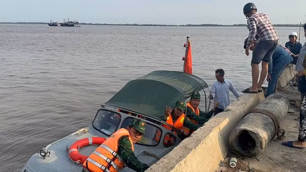 Đồn Biên phòng Cửa khẩu cảng Giao Long kịp thời ứng cứu ngư dân gặp nạn trên biển.