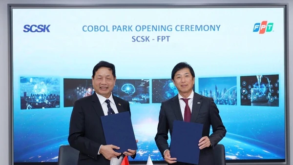 Tiến sĩ Trương Gia Bình, Chủ tịch HĐQT Tập đoàn FPT và ông Takaaki Toma, Giám đốc điều hành kiêm Chủ tịch SCSK tại Lễ thành lập COBOL PARK.