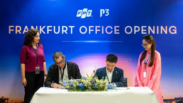 FPT và EmbedIT ký kết thỏa thuận hợp tác chiến lược trong lễ khai trương văn phòng mới của FPT tại Frankfurt, Đức.