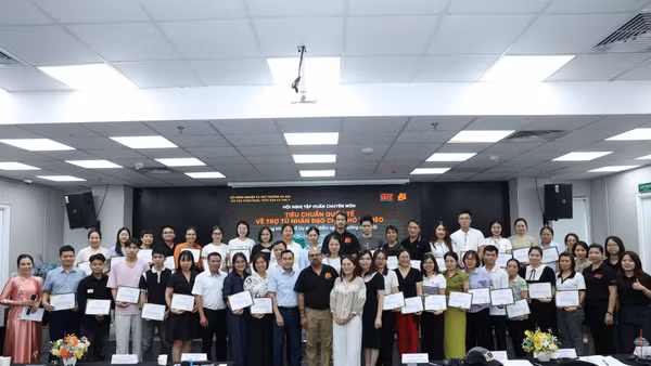 Hội nghị thu hút hơn 50 cán bộ, nhân viên thú y và một số phòng khám và điều trị chó mèo đến từ 14 phường thí điểm trên địa bàn Thành phố.