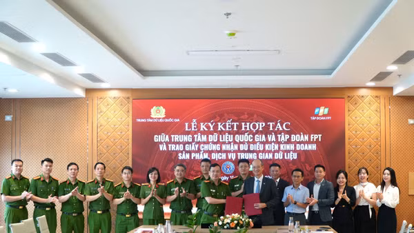 Trung tâm Dữ liệu quốc gia và Tập đoàn FPT ký kết biên bản ghi nhớ về việc hợp tác trong lĩnh vực dữ liệu, sản phẩm, dịch vụ trung gian dữ liệu; tư vấn pháp lý, phát triển nguồn nhân lực và nghiên cứu, ứng dụng trí tuệ nhân tạo (AI), điện toán hiệu năng cao (HPC).