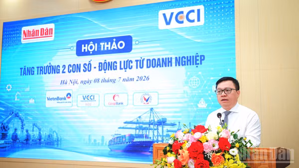 Đồng chí Lê Quốc Minh, Ủy viên Trung ương Đảng, Tổng Biên tập Báo Nhân Dân, Phó trưởng Ban Tuyên giáo và Dân vận Trung ương, Chủ tịch Hội Nhà báo Việt Nam phát biểu khai mạc Hội thảo.