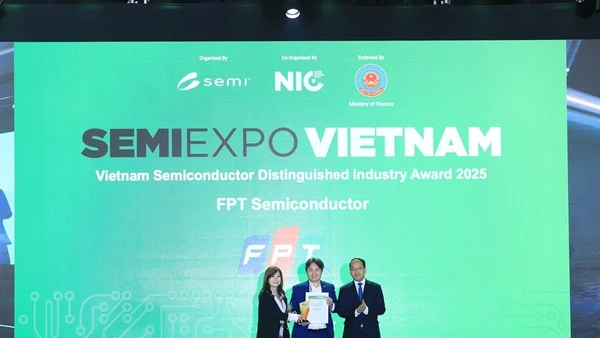 Ông Nguyễn Vinh Quang - Giám đốc Công ty Cổ phần Bán dẫn FPT, Tập đoàn FPT nhận giải thưởng.