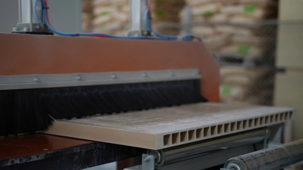 Một công đoạn trong sản xuất gỗ nhựacomposite bằng phương pháp ép đùn.