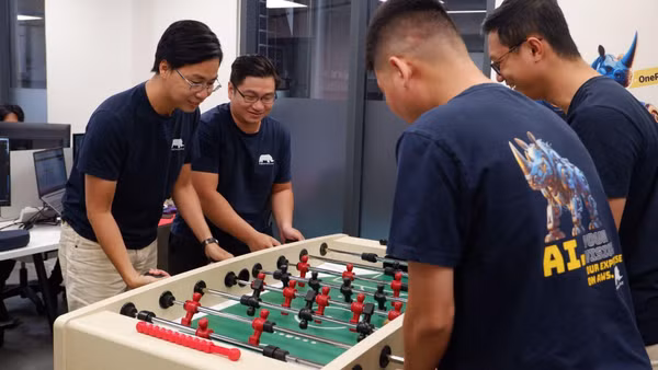 Đội ngũ Renova Cloud đang chơi bóng bàn tại nhà máy Renova AI Factory.