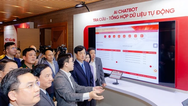 Bí thư Thành ủy Hà Nội Nguyễn Duy Ngọc nghe giới thiệu các giải pháp AI của FPT.