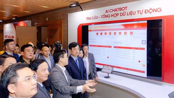 Bí thư Thành ủy Hà Nội Nguyễn Duy Ngọc nghe giới thiệu các giải pháp AI của FPT.