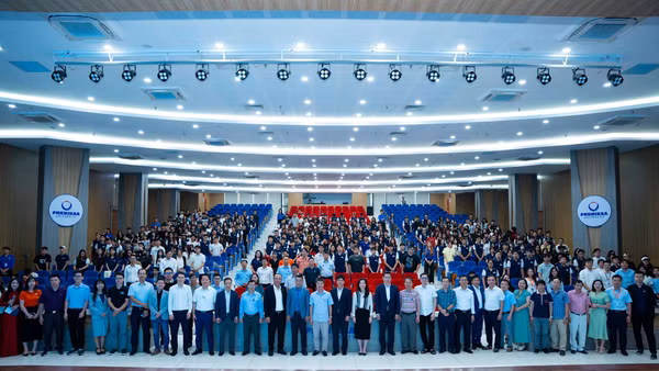 Các đại biểu, chuyên gia cùng toàn bộ sinh viên tại hội thảo.