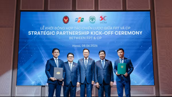 Thủ tướng Thái Lan Anutin Charnvirakul (đứng giữa) chứng kiến Lễ khởi động hợp tác chiến lược giữa FPT và CP.