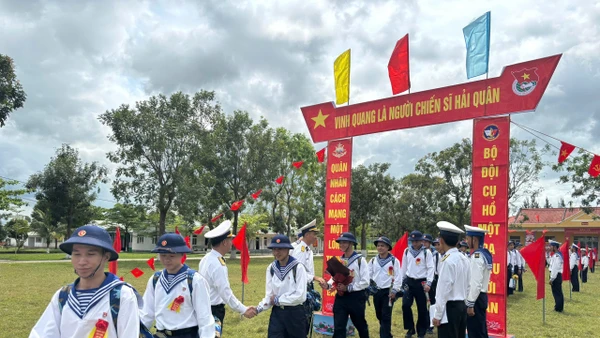 Cán bộ Vùng 3 Hải quân đón chiến sĩ mới về đơn vị.