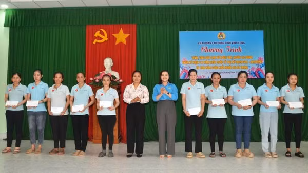 Liên đoàn Lao động tỉnh Vĩnh Long trao quà cho nữ đoàn viên, người lao động tại xã Tân Thành Bình.