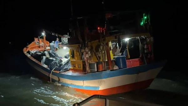 Lực lượng Bộ đội Biên phòng tỉnh Vĩnh Long phát hiện, xử lý phương tiện khai thác thủy sản sai vùng quy định.