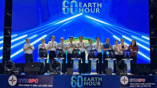 Đại biểu tham dự buổi lễ thực hiện nghi thức tắt đèn hưởng ứng Giờ Trái đất năm 2026.