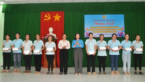 Liên đoàn Lao động tỉnh Vĩnh Long trao quà cho nữ đoàn viên, người lao động tại xã Tân Thành Bình.