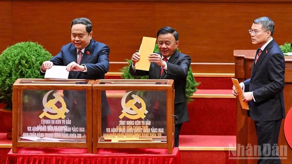 Chủ tịch Quốc hội Trần Thanh Mẫn, Thường trực Ban Bí thư Trần Cẩm Tú, Trưởng Ban Tổ chức Trung ương Lê Minh Hưng bỏ phiếu bầu Ủy viên Trung ương chính thức và Ủy viên dự khuyết Ban Chấp hành Trung ương Đảng khóa XIV.