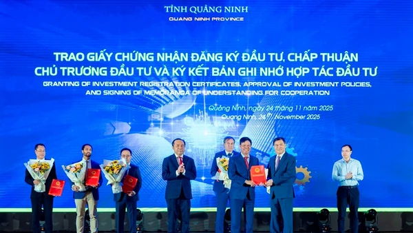 Đại diện Tập đoàn FPT nhận chứng nhận đăng ký đầu tư dự án xây dựng Khu Công nghệ số tập trung và khu phụ trợ tại Quảng Ninh.