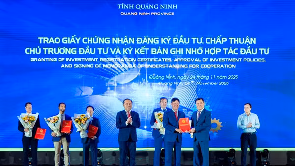 Đại diện Tập đoàn FPT nhận chứng nhận đăng ký đầu tư dự án xây dựng Khu Công nghệ số tập trung và khu phụ trợ tại Quảng Ninh.