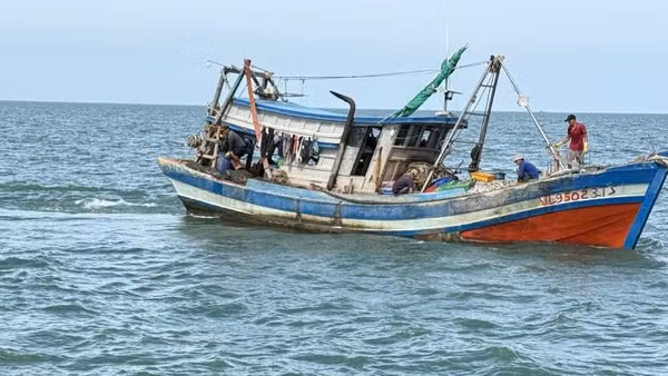 Phương tiện khai thác thủy sản sai vùng quy định bị phát hiện, xử lý.