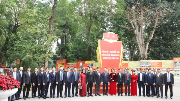 Bộ trưởng Nguyễn Mạnh Hùng, Thứ trưởng Bùi Hoàng Phương, Thứ trưởng Hoàng Minh cùng lãnh đạo các đơn vị thuộc Bộ Khoa học và Công nghệ chụp ảnh lưu niệm với Ban Quản lý Khu Di tích Phủ Chủ tịch.