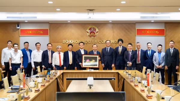 Các khách mời tham dự phiên làm việc giữa Bộ trưởng Khoa học và Công nghệ với Đại sứ Singapore tại Việt Nam, A*STAR và Tập đoàn Becamex về đề xuất thành lập Trung tâm Nghiên cứu sản xuất tiên tiến Việt Nam (VAMRC).