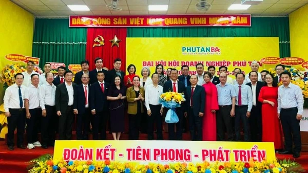 Ban Chấp hành Hội Doanh nghiệp Phú Tân ra mắt tại đại hội.