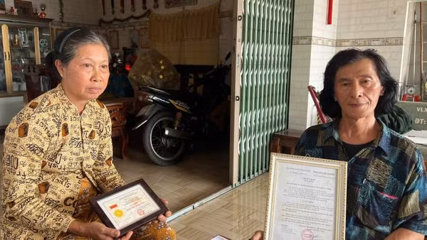 Vợ chồng bà Thúy gửi đơn kiến nghị khắp nơi để tìm sự ghi nhận xứng đáng cho con trai hy sinh khi làm nhiệm vụ.