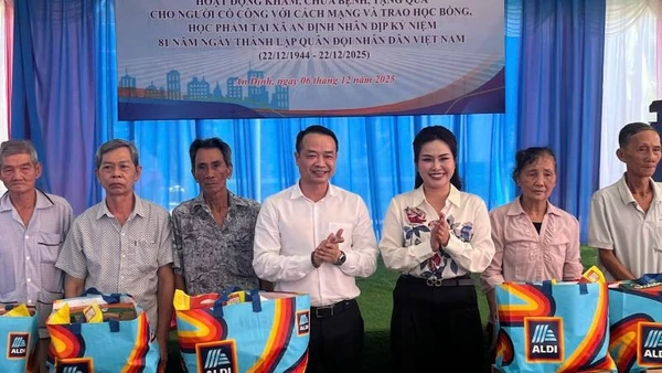 Đồng chí An Văn Quang, Phó Vụ trưởng, Phó trưởng Đại diện Báo Nhân Dân tại khu vực miền nam và Trưởng Ban liên lạc Đồng hương Vĩnh Long tại Hà Nội Nguyễn Thị Xuân Mai, trao quà cho bà con.