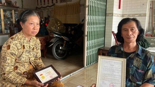 Vợ chồng bà Thúy gửi đơn kiến nghị khắp nơi để tìm sự ghi nhận xứng đáng cho con trai hy sinh khi làm nhiệm vụ.