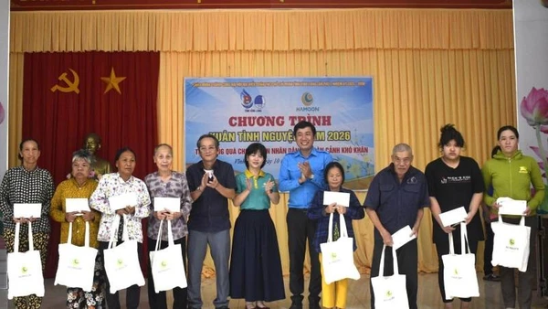 Trao quà cho các hộ dân có hoàn cảnh khó khăn tại xã Quới Điền.