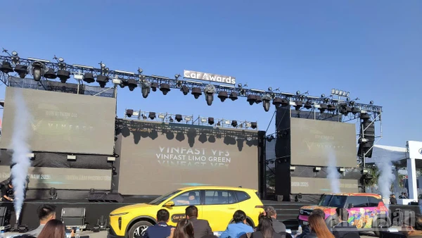 VinFast trình diễn 2 mẫu xe Limo green và VF3 trên sân khấu lễ khai mạc triển lãm.