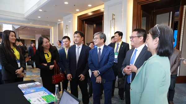 Các đại biểu tham quan triển lãm bên lề Hội nghị Thành phố Thông minh Việt Nam-châu Á 2025.