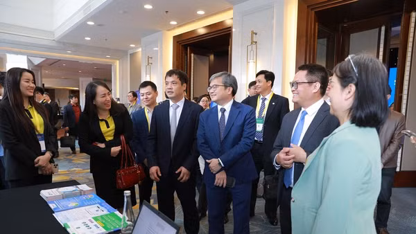 Các đại biểu tham quan triển lãm bên lề Hội nghị Thành phố Thông minh Việt Nam-châu Á 2025.