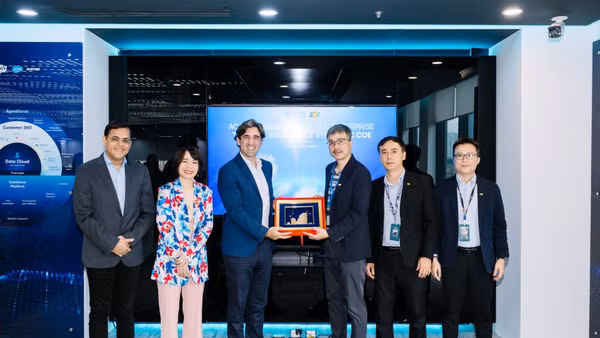 FPT và Salesforce ra mắt Trung tâm Đổi mới Dữ liệu và AI đầu tiên của Salesforce tại khu vực ASEAN, đặt tại Hà Nội.