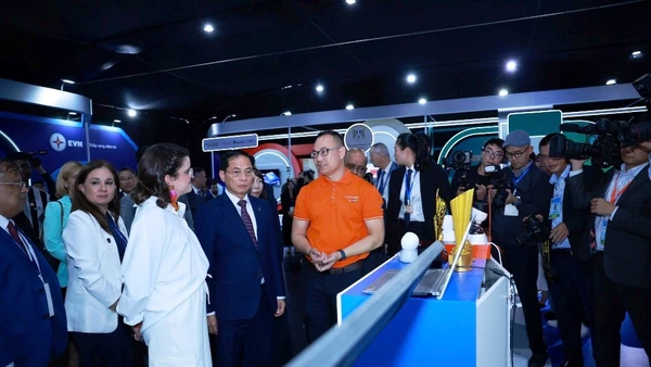 Đại diện FPT giới thiệu với Phó Thủ tướng Chính phủ Bùi Thanh Sơn và Phó Tổng thống Ecuador María José Pinto González Artigas (áo trắng) cùng đoàn đại biểu về Nền tảng giám sát bảo mật thông minh bằng AI.