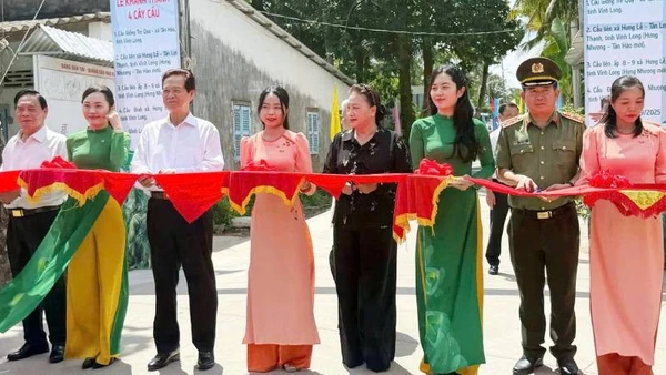 Đại biểu tham dự buổi lễ thực hiện nghi thức cắt băng khánh thành cầu Đình, xã Hưng Nhượng (tỉnh Vĩnh Long). 