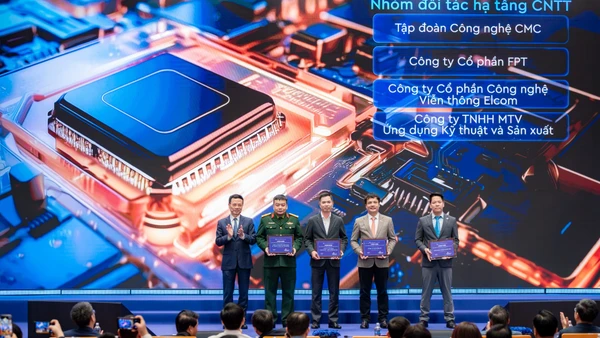 Ông Nguyễn Văn Khoa - Tổng giám đốc Tập đoàn FPT (thứ hai từ phải sang) nhận chứng nhận đơn vị đồng hành hệ sinh thái đổi mới sáng tạo Hà Nội.