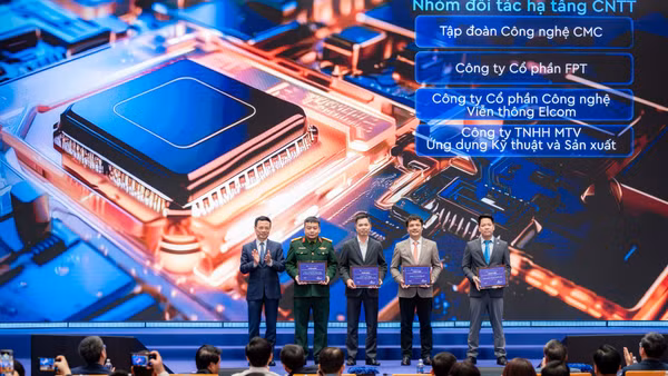 Ông Nguyễn Văn Khoa - Tổng giám đốc Tập đoàn FPT (thứ hai từ phải sang) nhận chứng nhận đơn vị đồng hành hệ sinh thái đổi mới sáng tạo Hà Nội.