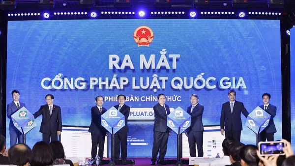 Chủ tịch Quốc hội Trần Thanh Mẫn và các đại biểu ấn nút ra mắt Cổng Pháp luật quốc gia phiên bản chính thức.