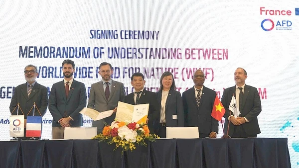 Đại diện WWF-Việt Nam và AFD Việt Nam ký Biên bản ghi nhớ. Ảnh: WWF-Việt Nam/Hương Mai 