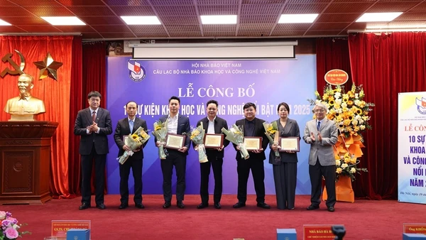 Trao tặng hoa và chứng nhận cho các cá nhân, tập thể được bình chọn sự kiện nổi bật.