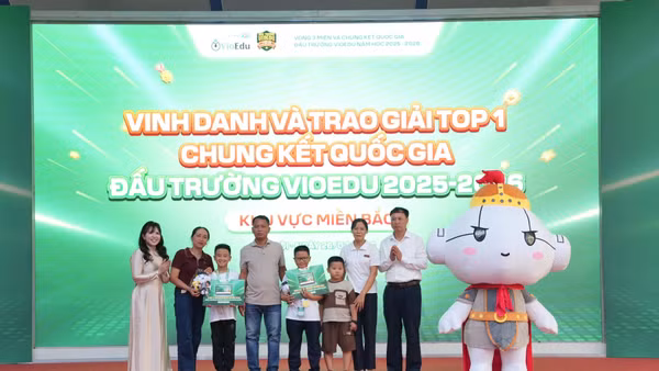 Các thí sinh đạt top 1 toàn quốc được vinh danh tại miền bắc. Ảnh: Ban tổ chức.