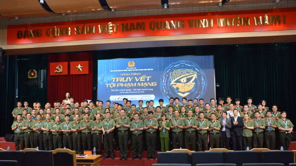 Lãnh đạo Cục An ninh mạng và Phòng, chống tội phạm sử dụng công nghệ cao, Bộ Công an chụp ảnh lưu niệm cùng các đội thi.