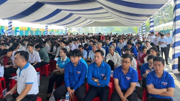 Đông đảo học sinh, sinh viên, người lao động tham gia Ngày hội việc làm năm 2025.