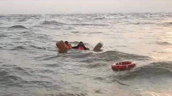 Hai thuyền viên gặp nạn trên biển được Lực lượng Bộ đội Biên phòng tỉnh Vĩnh Long cứu nạn kịp thời.