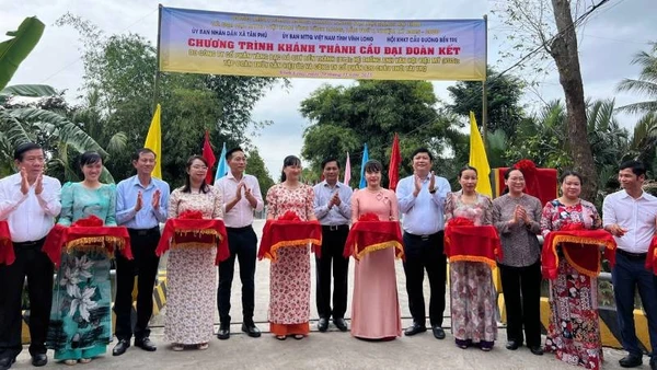Đại biểu tham dự buổi Lễ thực hiện nghi thức cắt băng khánh thành cầu Đại đoàn kết tại ấp Hàm Luông (xã Tân Phú, tỉnh Vĩnh Long).