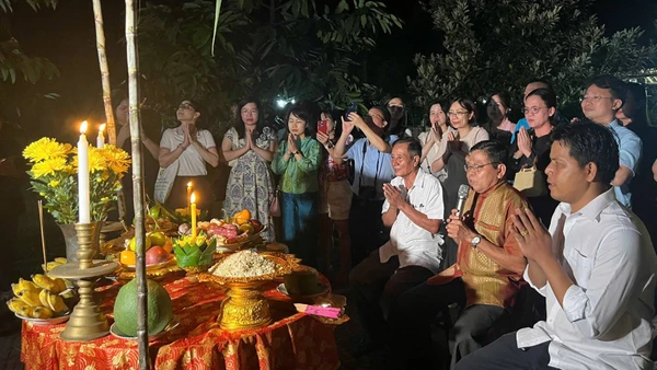 Lễ cúng trăng - Ok Om Bok của đồng bào Khmer Vĩnh Long.