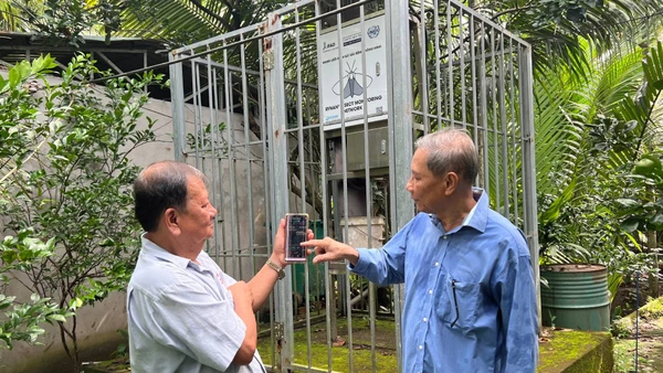 Quản lý sâu bệnh qua thiết bị thông minh kết nối điện thoại tại hợp tác xã bưởi da xanh Giồng Trôm.