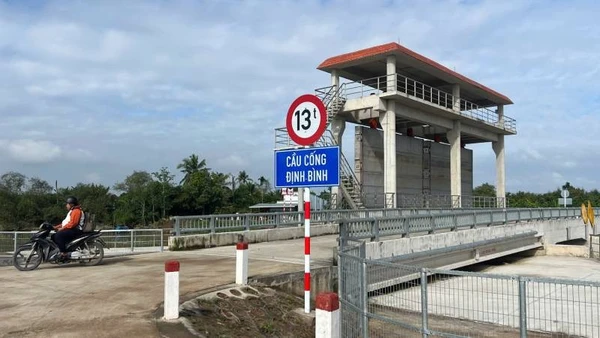 Người dân xã Chợ Lách, tỉnh Vĩnh Long mong muốn cống Định Bình nhanh chóng vận hành, đưa vào sử dụng. (Ảnh: HOÀNG TRUNG)