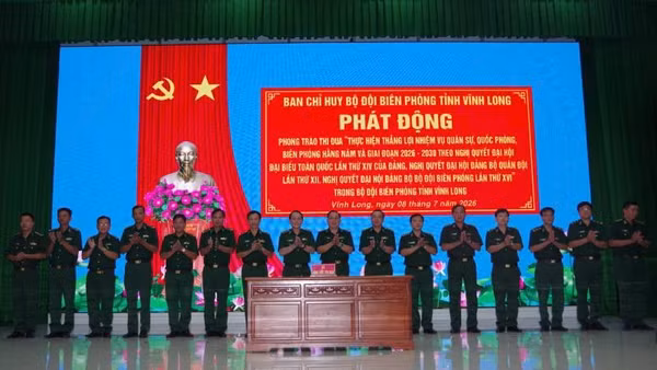 Các đơn vị trực thuộc Bộ đội Biên phòng tỉnh Vĩnh Long ký giao ước thi đua tại buổi phát động.