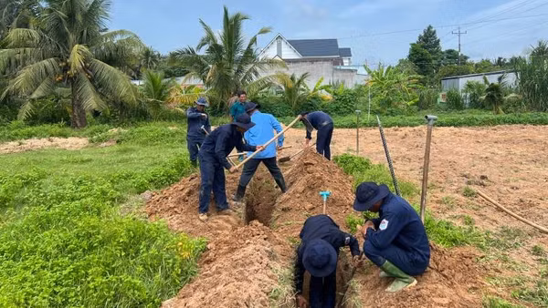 Các lực lượng đang khẩn trương tìm kiếm, quy tập hài cốt liệt sĩ tại ấp Tân Hòa, xã Tân Thành Bình, tỉnh Vĩnh Long.